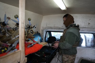 Пілот керує дронами перехоплювачами на відстані Пілот керує дронами перехоплювачами на відстані