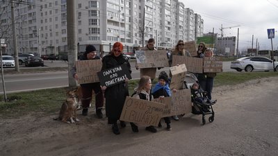"Зупинись та вшануй пам’ять": у Чернігові містяни виходять на акцію та просять дотриматися хвилини мовчання "Зупинись та вшануй пам’ять": у Чернігові містяни виходять на акцію та просять дотриматися хвилини мовчання