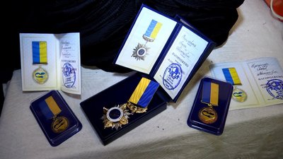 Чотирьох житомирських волонтерок з "Бабусиного батальйону" відзначили медалями Чотирьох житомирських волонтерок з "Бабусиного батальйону" відзначили медалями