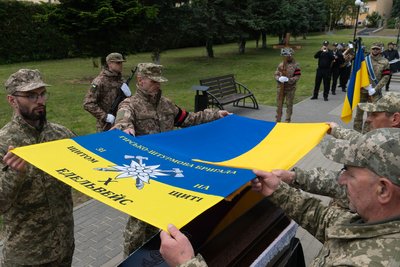 В Ужгороді попрощалися із полеглим захисником Віктором Зацариніним В Ужгороді попрощалися із полеглим захисником Віктором Зацариніним