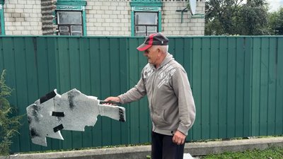 "Вона стояла поряд, а її будинок горів": що розповідають очевидці про атаку БпЛА на Новгород-Сіверський "Вона стояла поряд, а її будинок горів": що розповідають очевидці про атаку БпЛА на Новгород-Сіверський