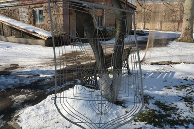 Вцілілі тризуби: як з-під руїн Херсонської ОДА комунальники дістали державні символи Вцілілі тризуби: як з-під руїн Херсонської ОДА комунальники дістали державні символи