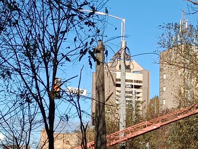 Потрощені шибки, виламані двері: у Києві уламки дронів РФ влучили у студентський гуртожиток Потрощені шибки, виламані двері: у Києві уламки дронів РФ влучили у студентський гуртожиток