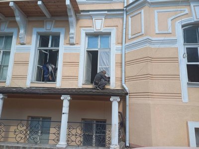 В Одесі плівкою закривають вікна після російської атаки 23 липня В Одесі плівкою закривають вікна після російської атаки 23 липня