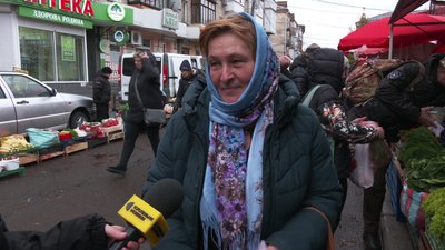Скільки коштують сезонні овочі та фрукти на ринку у Рівному Скільки коштують сезонні овочі та фрукти на ринку у Рівному