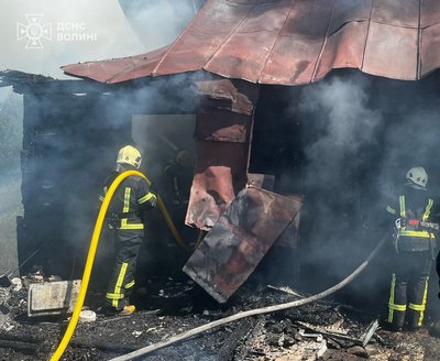 На Волині горів житловий будинок: власницю врятували На Волині горів житловий будинок: власницю врятували