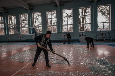 Люди ліквідують наслідки нічного ракетного обстрілу Краматорська 17 грудня у спортзалі Машинобудівного коледжу. Фото: Аліна Смутко/Суспільне Люди ліквідують наслідки нічного ракетного обстрілу Краматорська 17 грудня у спортзалі Машинобудівного коледжу. Фото: Аліна Смутко/Суспільне