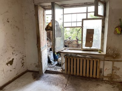 У квартирі полтавської багатоповерхівки розповсюдився сморід від сміття та трупний запах У квартирі полтавської багатоповерхівки розповсюдився сморід від сміття та трупний запах