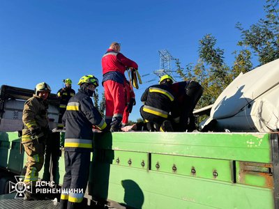 ДТП за участю трьох вантажівок: рятувальники деблокували водія вантажівки на Рівненщині ДТП за участю трьох вантажівок: рятувальники деблокували водія вантажівки на Рівненщині