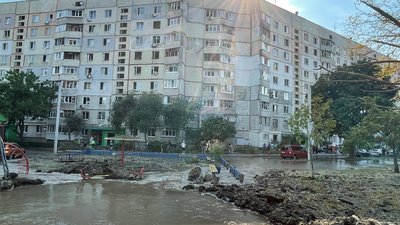 Внаслідок одного з влучань у Немишлянському районі Харкова пошкоджено водогін: дитячий майданчик та прибудинкову територію одного з будинків затопило Внаслідок одного з влучань у Немишлянському районі Харкова пошкоджено водогін: дитячий майданчик та прибудинкову територію одного з будинків затопило