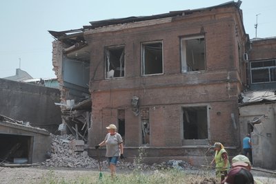 Люди біля пошкодженої будівлі після атаки дронами по Харкову Люди біля пошкодженої будівлі після атаки дронами по Харкову