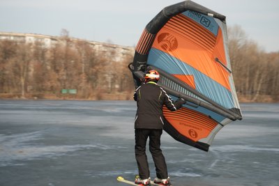 З вінгом на льоду – спортсмен Микола Уваров тренував сумчан на озері Чеха З вінгом на льоду – спортсмен Микола Уваров тренував сумчан на озері Чеха