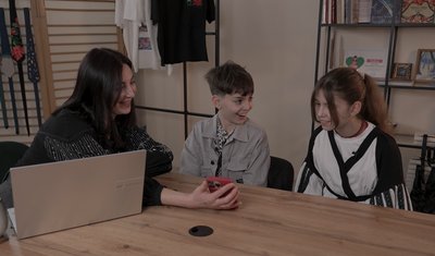 Двійнята Ірини Сагайдак отримали вишиванки у межах акції "Вишиванки новонародженим" у Чернівцях Двійнята Ірини Сагайдак отримали вишиванки у межах акції "Вишиванки новонародженим" у Чернівцях