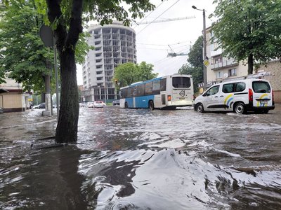 Затоплені вулиці у Житомирі: працюють чотири бригади комунальників Затоплені вулиці у Житомирі: працюють чотири бригади комунальників