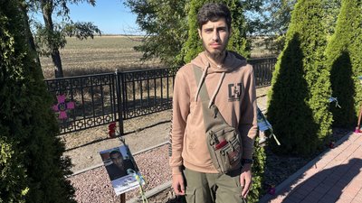 21-річний Роман Білоконєв прийшов вшанувати пам'ять брата Ашрафа Мсуї, який був штурманом 21-річний Роман Білоконєв прийшов вшанувати пам'ять брата Ашрафа Мсуї, який був штурманом