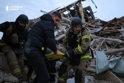 Рятувальники виносять поранену жінку, яку вони діставали з-під завалів. Росіяни обстріляли житловий район неподалік центрального ринку. Херсон, 2 лютого 2025 року Рятувальники виносять поранену жінку, яку вони діставали з-під завалів. Росіяни обстріляли житловий район неподалік центрального ринку. Херсон, 2 лютого 2025 року