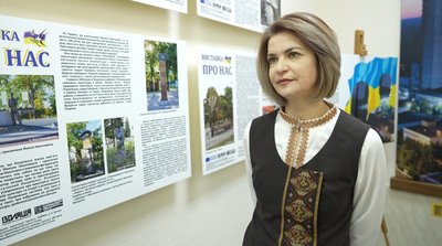 Освітньо-культурний центр для переселенців з Покровська діти директорка Покровського історичного музею Ангеліна Рожкова Дніпро 15 листопада 2024 рік Освітньо-культурний центр для переселенців з Покровська діти директорка Покровського історичного музею Ангеліна Рожкова Дніпро 15 листопада 2024 рік