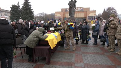Із загиблим добровольцем Василем Карпюком попрощались у Рівному Із загиблим добровольцем Василем Карпюком попрощались у Рівному