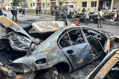 Вигорілі автівки та пошкоджені будинки: фото наслідків третьої поспіль російської атаки БпЛА по Одесі та передмістю