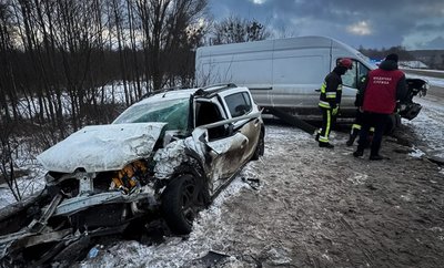 Аварія за участі мікроавтобуса "Ford" та легкового автомобіля "Renault" Аварія за участі мікроавтобуса "Ford" та легкового автомобіля "Renault"