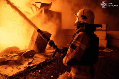 Нічний удар по Одещині: зазнали пошкоджень будинки й автівка Нічний удар по Одещині: зазнали пошкоджень будинки й автівка