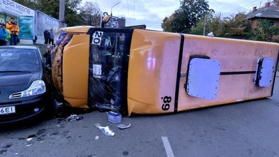 У Сумах перекинулась маршрутка з пасажирами: є поранені У Сумах перекинулась маршрутка з пасажирами: є поранені