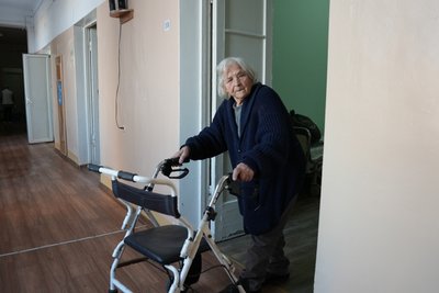 "Ще помру в дорозі, краще вдома". Історія 87-річної херсонки, яка понад рік одна жила в "червоній зоні" "Ще помру в дорозі, краще вдома". Історія 87-річної херсонки, яка понад рік одна жила в "червоній зоні"