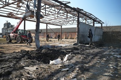 "Руки тремтять досі". Мешканці Курманів на Сумщині про наслідки обстрілу агропідприємства "Руки тремтять досі". Мешканці Курманів на Сумщині про наслідки обстрілу агропідприємства