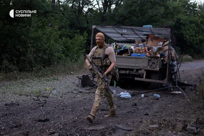Боєць "Омеги" Матвєй відходить від хаммера, який підірвався на міні на одній з вулиць Родинського Боєць "Омеги" Матвєй відходить від хаммера, який підірвався на міні на одній з вулиць Родинського