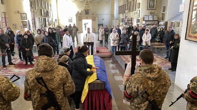 Загинув на Донеччині: у Полтаві попрощалися із солдатом Русланом Островським Загинув на Донеччині: у Полтаві попрощалися із солдатом Русланом Островським