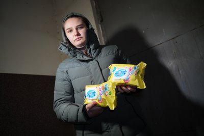 Місцева мешканка Дарина Очкур показує вологі серветки, на виробництві яких вона працює. Склад згорів через удар "Шахеда", 9 квітня 2025 року Місцева мешканка Дарина Очкур показує вологі серветки, на виробництві яких вона працює. Склад згорів через удар "Шахеда", 9 квітня 2025 року