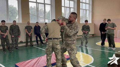 Окупанти провели військові збори для десятикласників Окупанти провели військові збори для десятикласників