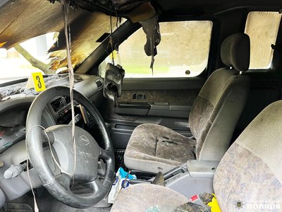 Пошкоджене авто військових
