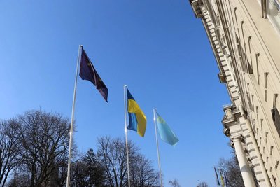 На площі Ринок у Львові підняли кримськотатарський прапор На площі Ринок у Львові підняли кримськотатарський прапор