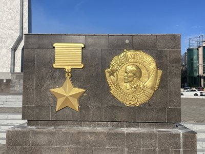 Попри закон про декомунізацію: на вулицях і площах Одеси не прибирають нагородні зірки та ордени Леніна Попри закон про декомунізацію: на вулицях і площах Одеси не прибирають нагородні зірки та ордени Леніна