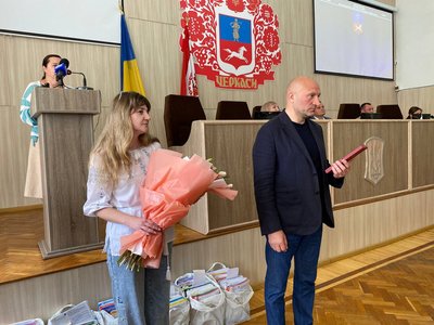 Чотири черкащанки отримали звання "Мати-героїня" Чотири черкащанки отримали звання "Мати-героїня"