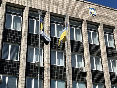 "Це свята ініціатива": у кількох містах Полтавщини підняли біло-чорний "Прапор Надії" "Це свята ініціатива": у кількох містах Полтавщини підняли біло-чорний "Прапор Надії"