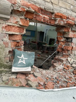 Розбита російськими обстрілами школа в Богородичному Розбита російськими обстрілами школа в Богородичному