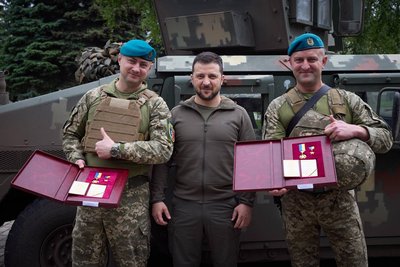 Зеленський відвідав позиції ЗСУ біля Мар’їнки та Вугледара Зеленський відвідав позиції ЗСУ біля Мар’їнки та Вугледара