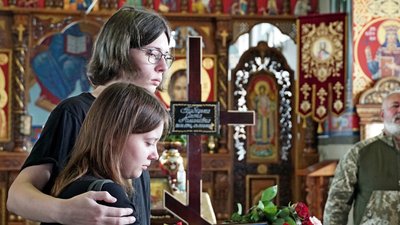 Згинула внаслідок ракетного обстрілу Полтави: у Мукачеві попрощалися із захисницею Оленою Бабіцькою Згинула внаслідок ракетного обстрілу Полтави: у Мукачеві попрощалися із захисницею Оленою Бабіцькою