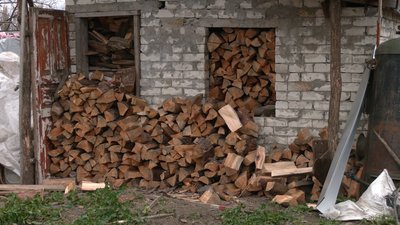 Жінка, яка має хобі: Людмила Осипенко з Чернігівщини пиляє, рубає та заготовляє дрова Жінка, яка має хобі: Людмила Осипенко з Чернігівщини пиляє, рубає та заготовляє дрова