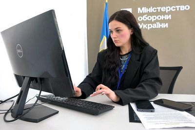 "Ми не ТЦК, ми повісток не видаємо": як працює на Сумщині рекрутинговий центр української армії "Ми не ТЦК, ми повісток не видаємо": як працює на Сумщині рекрутинговий центр української армії