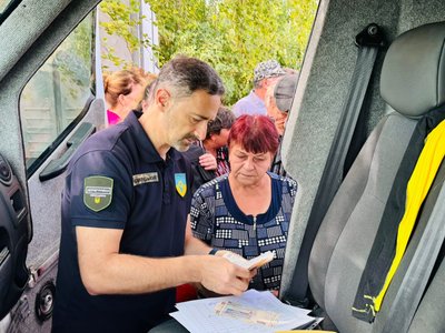Тисячу Зеленського у прифронтові міста та села Донеччини привезуть поштарі Тисячу Зеленського у прифронтові міста та села Донеччини привезуть поштарі