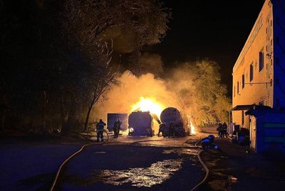 В Одеській області згоріли чотири вантажівки