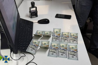 Інспектора Львівської митниці затримали за підозрою у хабарництві Інспектора Львівської митниці затримали за підозрою у хабарництві