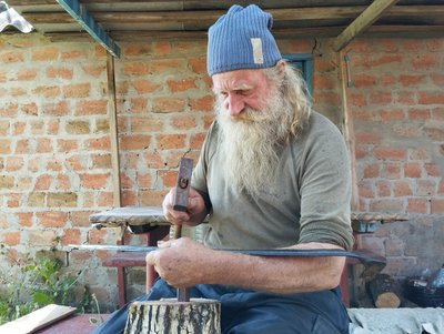 73-річний дідусь з Донеччини пішки евакуювався з трьома коровами та собакою на Полтавщину 73-річний дідусь з Донеччини пішки евакуювався з трьома коровами та собакою на Полтавщину