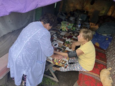 Соцпрацівниця вимірює тиск жительці Печенізької громади, червень 2026 року Соцпрацівниця вимірює тиск жительці Печенізької громади, червень 2026 року