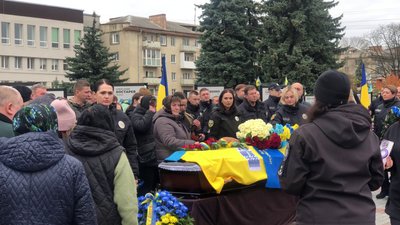 З військовими Юрієм Лапчуком та Юрієм Трофимчуком попрощалися у Рівному З військовими Юрієм Лапчуком та Юрієм Трофимчуком попрощалися у Рівному