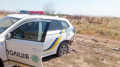 Армія РФ атакувала з дрона автомобіль поліції на Миколаївщині: троє патрульних отримали травми Армія РФ атакувала з дрона автомобіль поліції на Миколаївщині: троє патрульних отримали травми