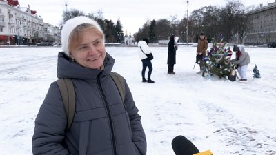 Ялинку на Красній площі чернігівці встановили власноруч Ялинку на Красній площі чернігівці встановили власноруч